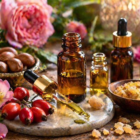 Oli essenziali anti-age: rosehip, incenso e argan per combattere le rughe naturalmente